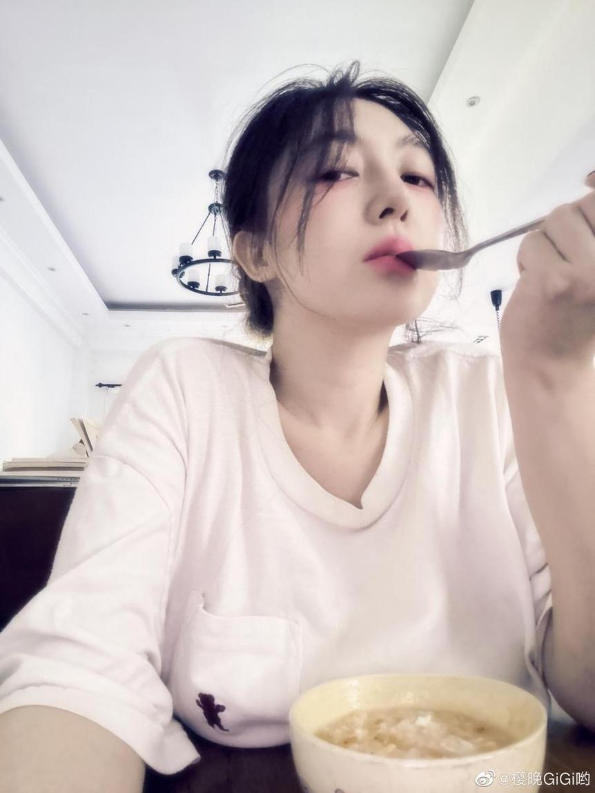 营造梦境：樱晚gigi下雨天照片无删限制 - 百囡团