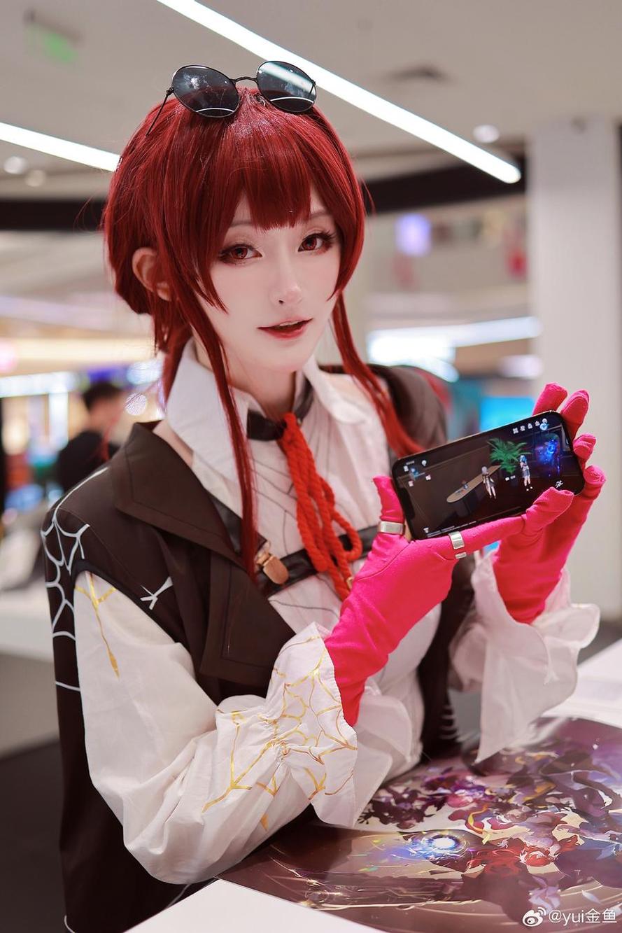 原图不掩饰，coser@yui金鱼的cos让你感受角色的情感