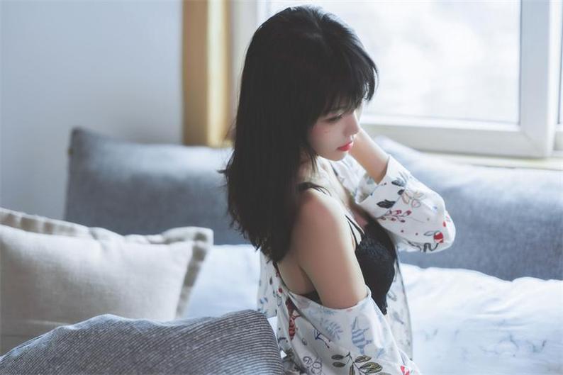 倦倦喵在线免费身着神秘服装的女孩，COSPLAY照片带你穿越异次元