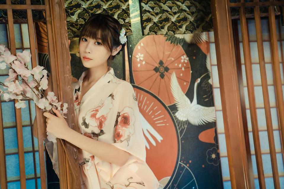 感受奈汐酱nice-白s狐尾的绝妙美图，细节之处令人惊艳