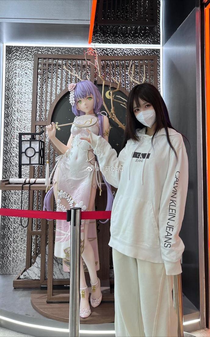 妖君白研姓名的原图分享，全方位展现无瑕肌肤