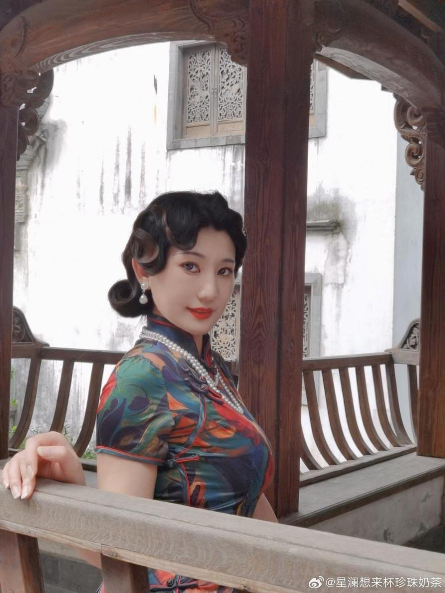 星澜是澜澜叫澜妹呀二次元，露肩短袖美图等你来拍