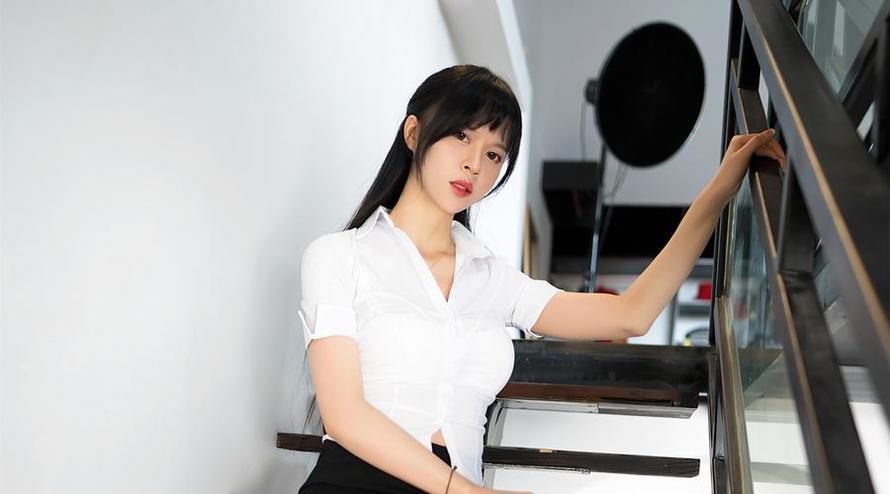 桃香子白色上衣，定制专属，展现你的独特风韵。