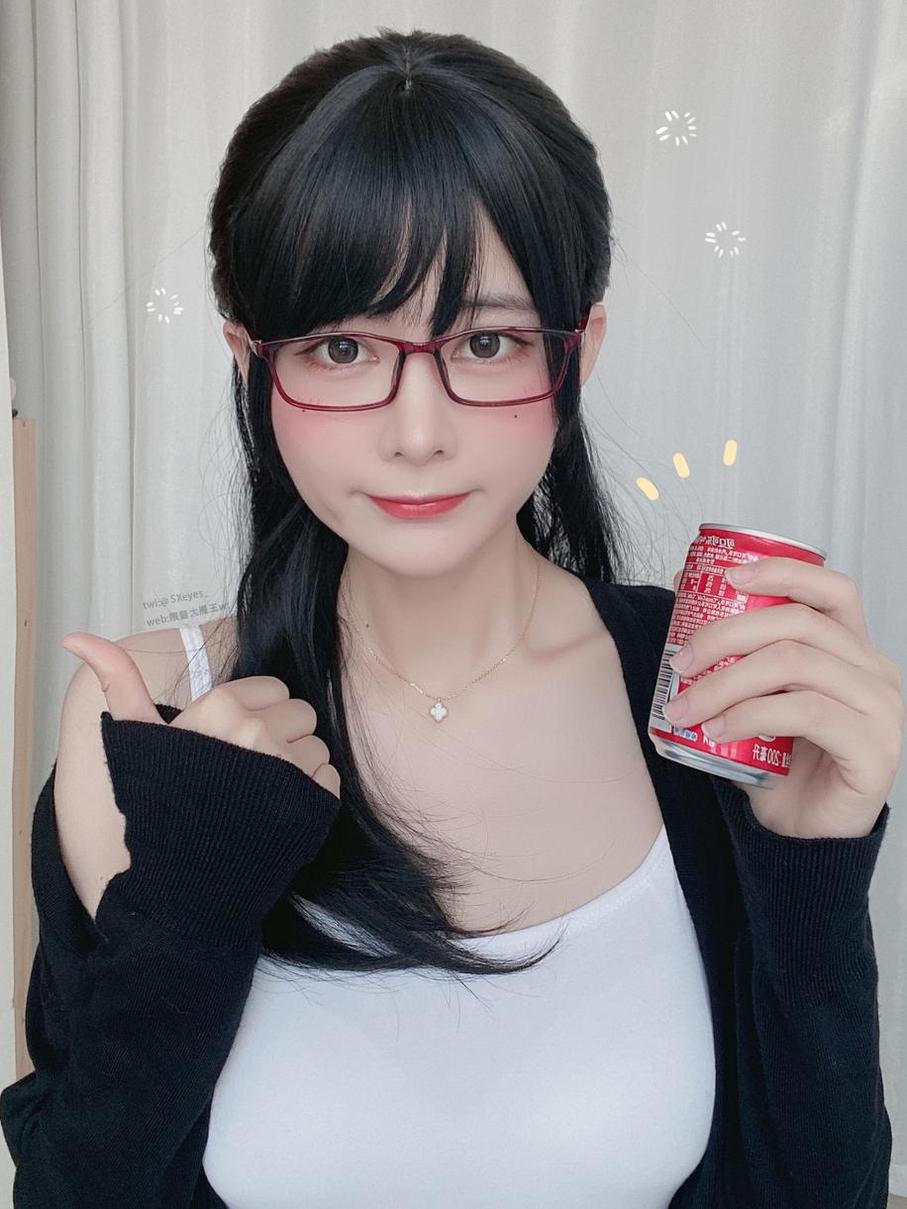 眼酱大魔王白色自拍照，展现独一无二的个性魅力